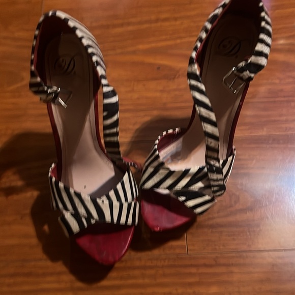 🔥🔥ladies Zebra print heels🔥🔥 - Picture 2 of 5